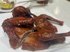 脆皮乳鸽-香港新发烧腊茶餐厅(书城店)