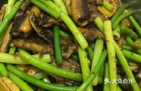 Stir-fried Eel with Garlic Shoots