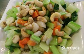 Pearl Water Chestnut Stir-Fried with Cashews