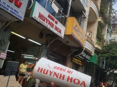 -Bánh Mì Huynh Hoa