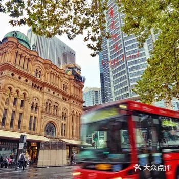 内里的奢侈品牌无一能胜过集市内的民间手工艺品