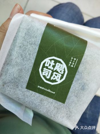 一盒是两个，比一般的吐司要小，买了抹茶味  味道嘛