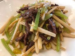 泡椒莲藕炒黄牛肉-悦湖公馆