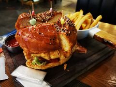 辣味鸡肉汉堡配薯条-FUTURE BAR(岭南天地店)