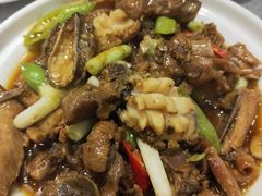 渔村鲍鱼炒鸡-小船渔村•大连菜•大连焖鱼(明泽街店)