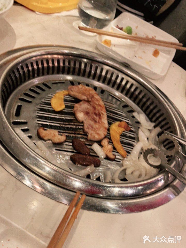 选在毕真烤肉集市，这里肉很大块，厚切的原味牛肉
