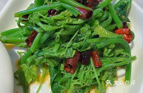 Stir-fried and Mixed Loofah Tips