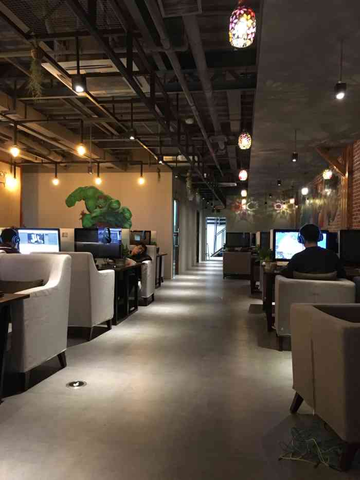 风蝶网咖(共和新路店)-"很方便的市口,地铁站一上来就是,网速很快.