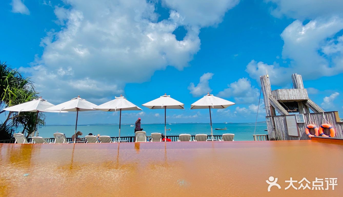 泳池比较小，但是鉴于酒店也不大