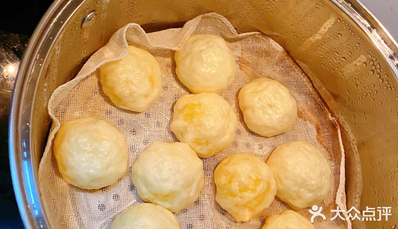 用保险膜封住，用叉子在保险膜上戳几个洞