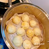用保险膜封住，用叉子在保险膜上戳几个洞