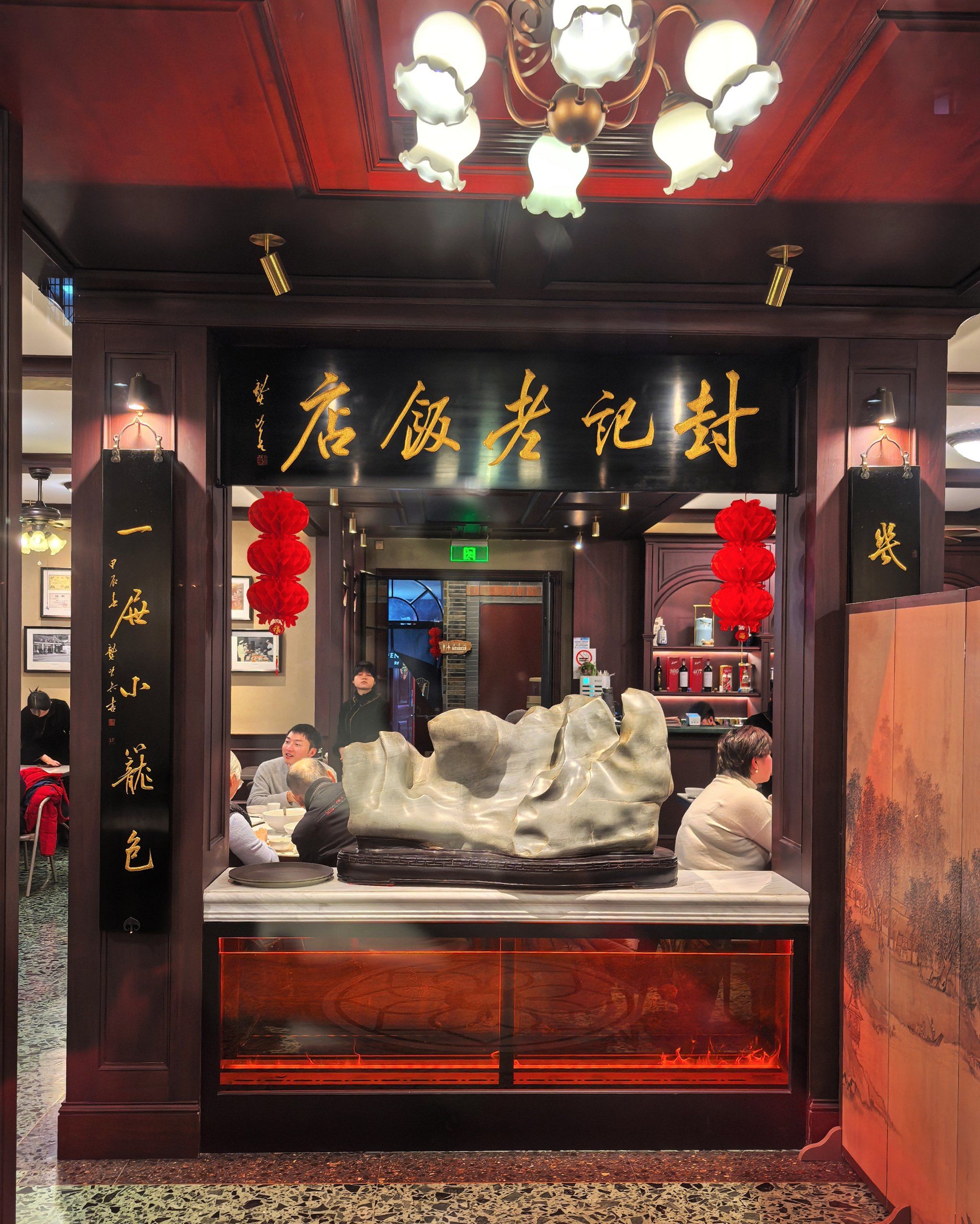 n「上海古猗园餐厅」据说是最正宗的南翔小笼店,到此一游吧,看看