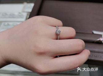 是一家价格在一万左右的小众日本婚戒品牌 因为每对对戒