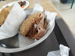 烧饼夹肘子肉-老四烧饼铺(丽源路店)