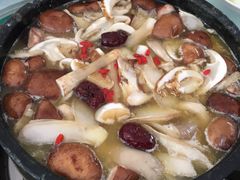 -南渝食府.墨脱石锅松茸鸡