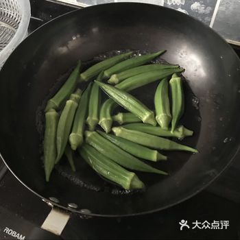 原料：秋葵、鸡蛋、盐、葱姜蒜
