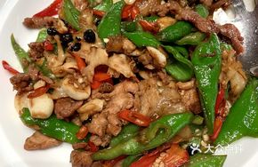Delicate Mushroom and Chili Stir-Fried Pork