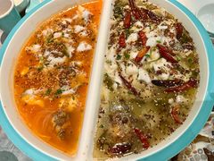 酸菜鱼鸳鸯锅-姚姚酸菜鱼·金戈戈香港豉油鸡(喜荟城联名店)