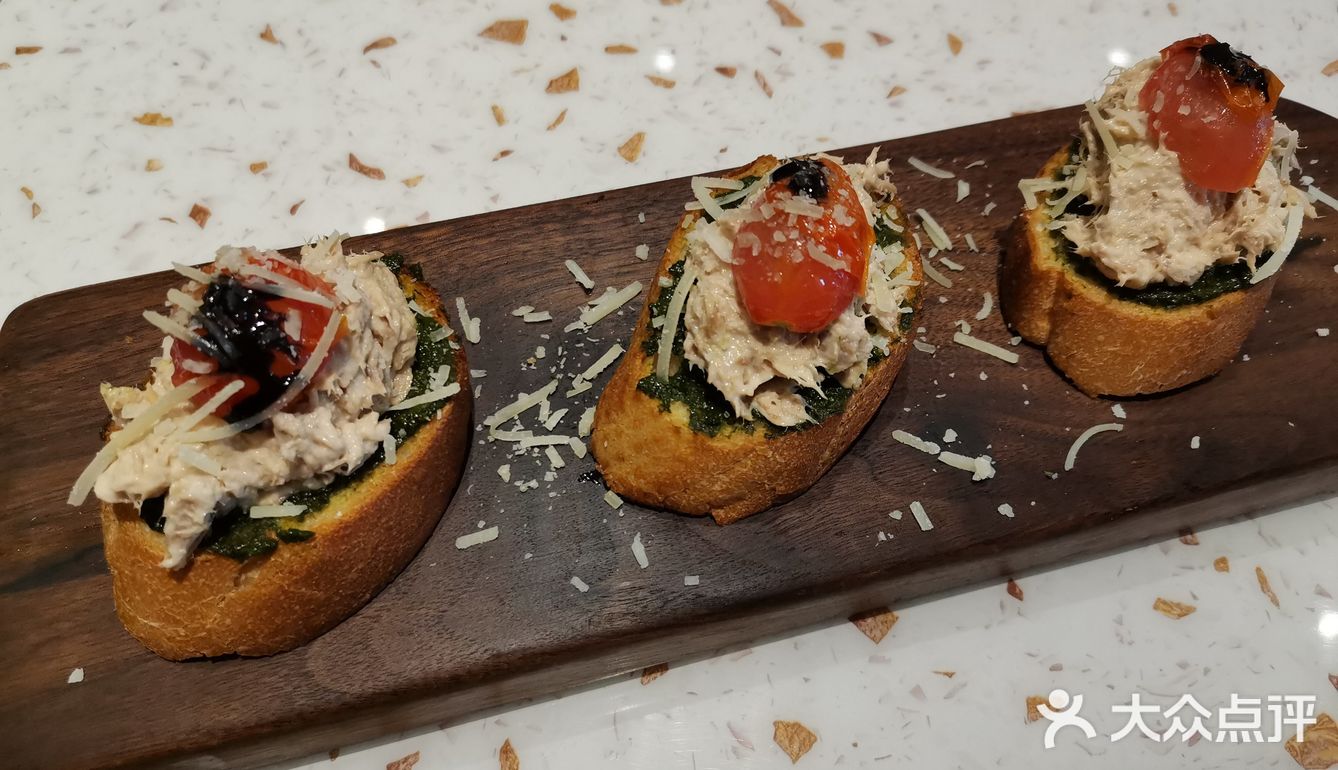 金枪鱼塔塔好吃面包座烤得脆香香