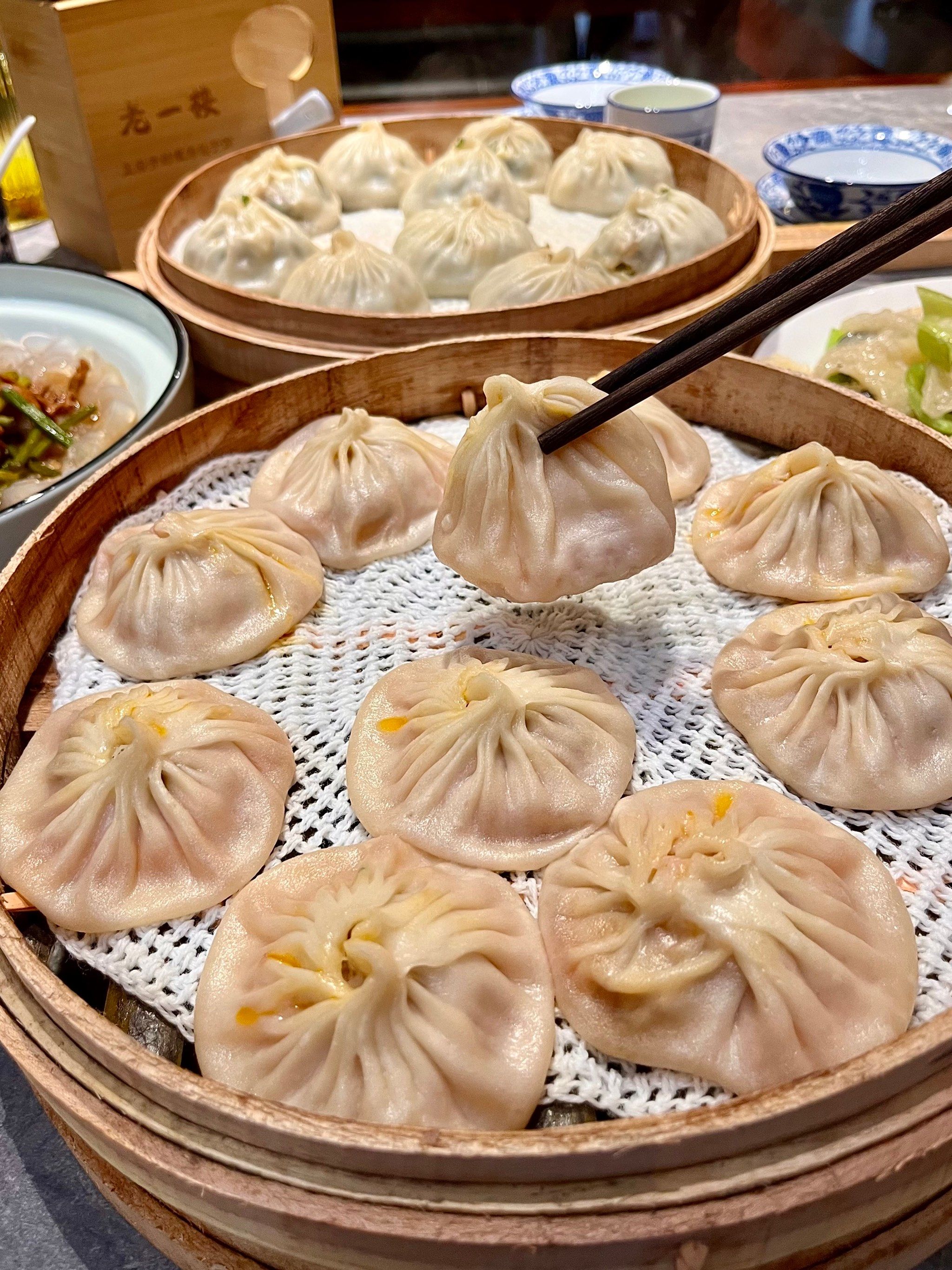 从开封吃到郑州!百年老店灌汤包…好吃[流泪]