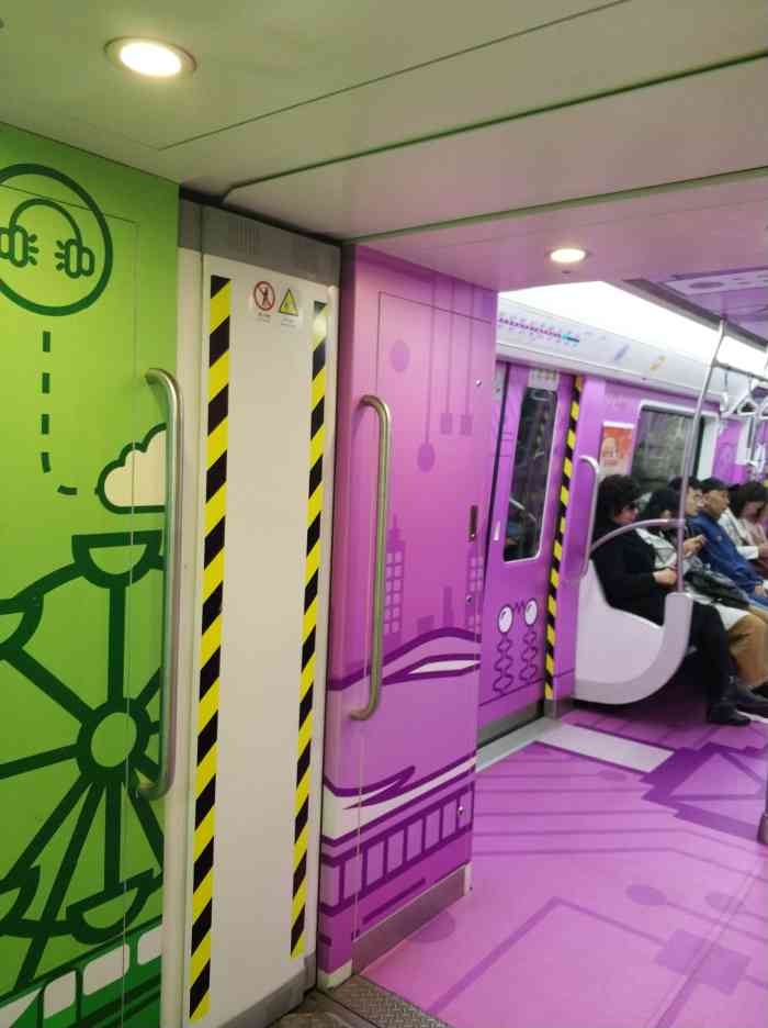 虹锦路地铁站-"每天都要地铁来回跑.这个地铁站是个大站.