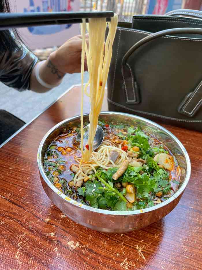 叼嘴巴儿重庆粉面(石厦店)-"这家店慕名已久了每次来有章吃滑蛋牛肉饭