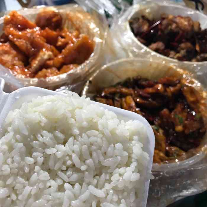 川菜快餐-"盒饭量很大,蔬菜种类也很多,经常吃他家的.