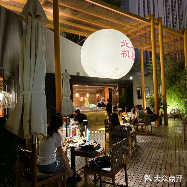 帝都宝藏餐厅，灯影摇曳酒杯边