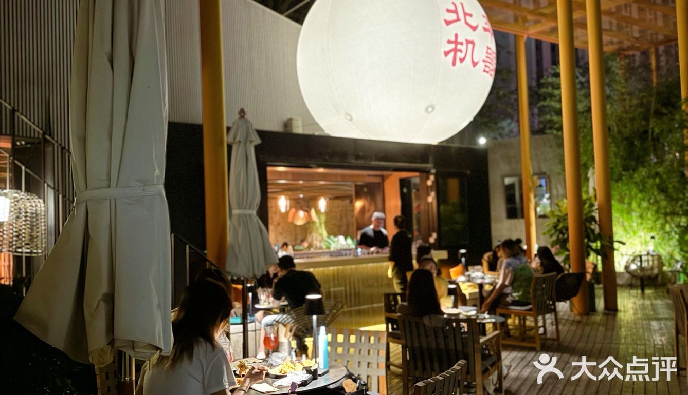 帝都宝藏餐厅，灯影摇曳酒杯边