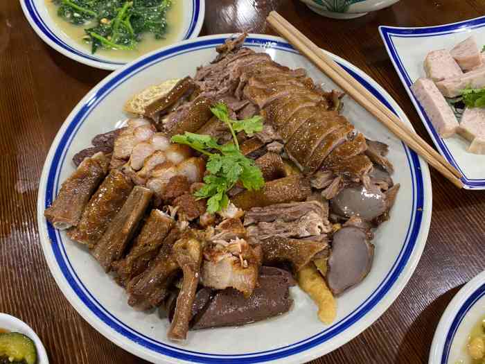 鹅肉饭当也属于潮汕特色这家店还有肉干有喜欢的苦瓜汤鹅肉很软比较