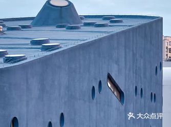 平和图书剧场由OPEN设计，是“聚落校园/上海青浦平