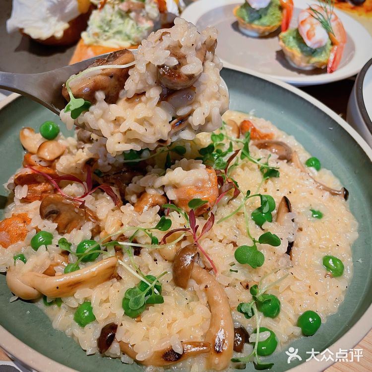 外摆用餐氛围感十足，超级适合约会的西餐厅