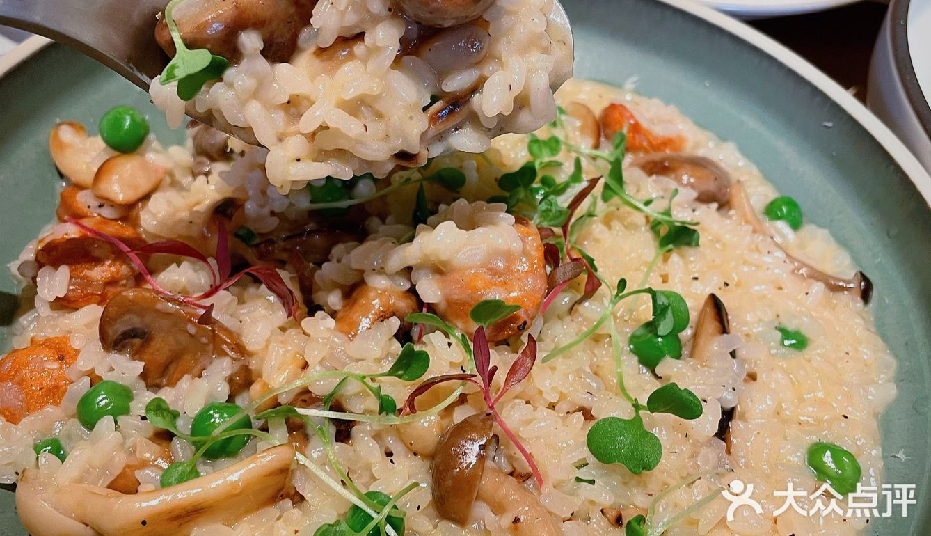 外摆用餐氛围感十足，超级适合约会的西餐厅