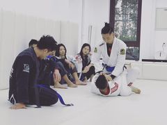 -菠萝格斗巴西柔术训练馆