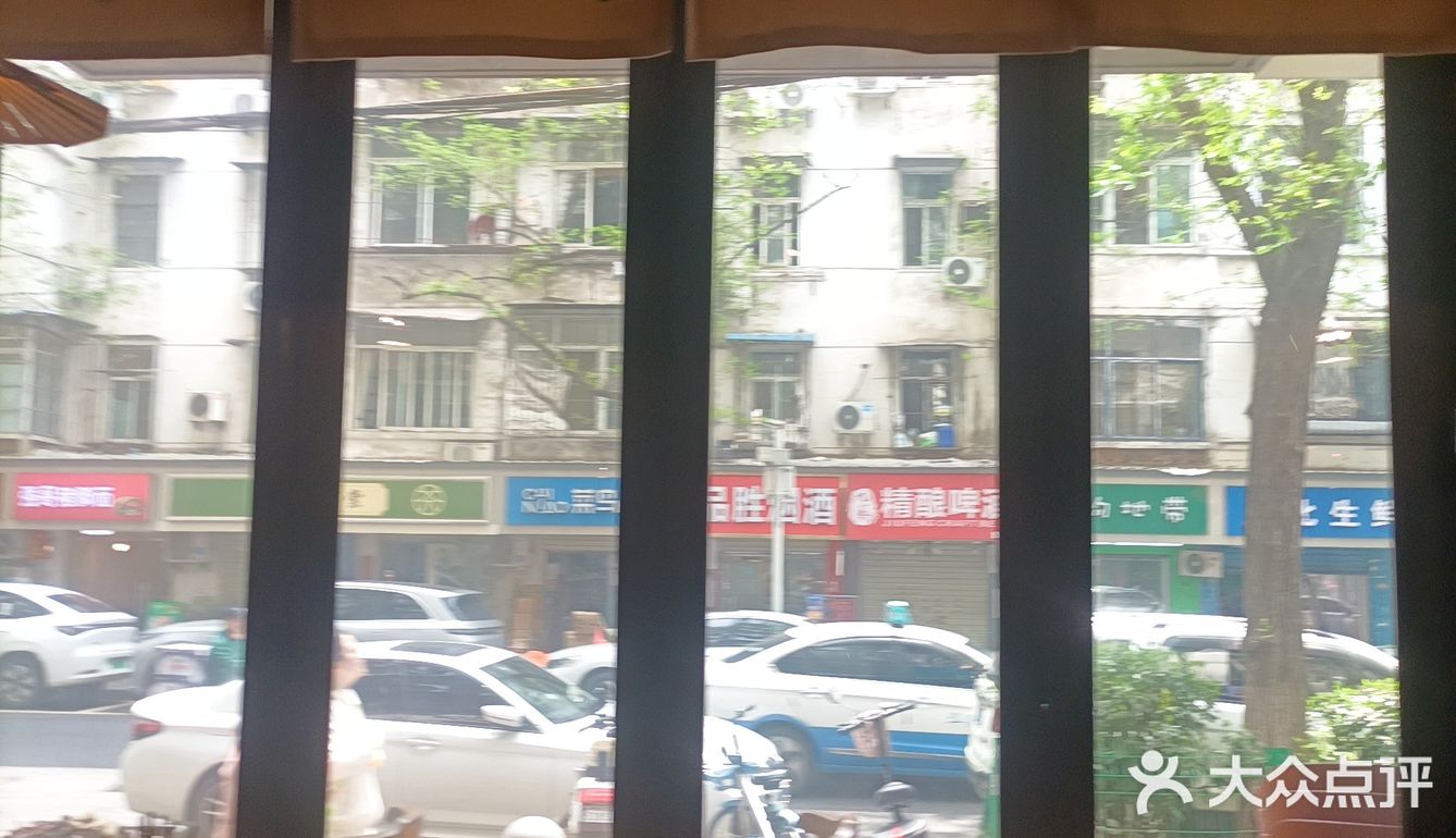 又是一家生意火爆的民间火锅