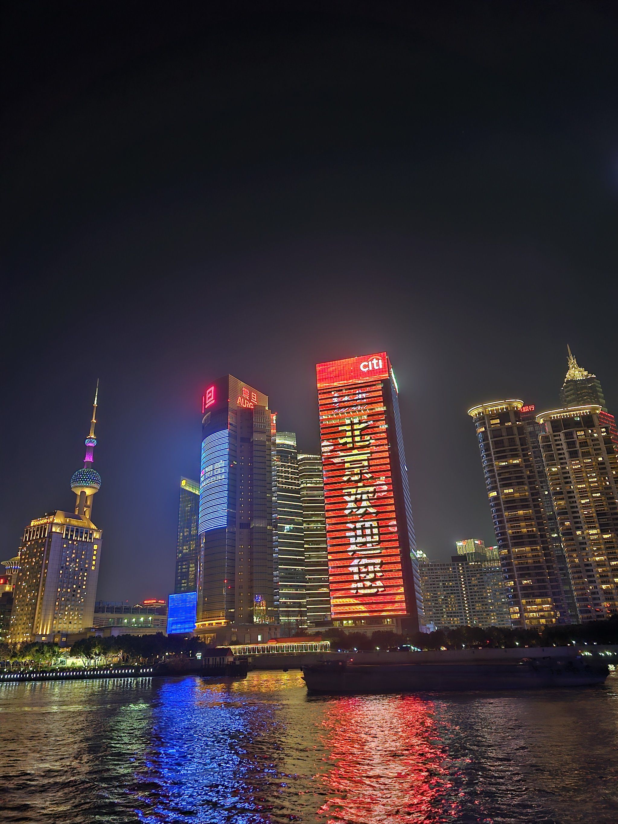 上海花旗集团大厦玻璃幕墙惊现「北京欢迎您」!