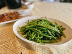 清炒茼蒿-巴扎美食·新疆菜·西域歌舞表演餐厅(新疆大厦店)