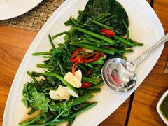 -Chom Cafe and Restaurant