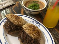 烧饼夹烧牛羊肉-老爆肚满五香烧牛羊肉