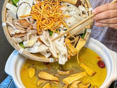 -楠小云·云南鲜牛野生菌自助火锅(九眼桥店)