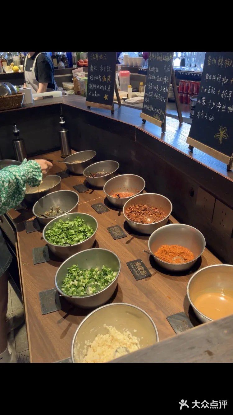 和姐妹居然在威士忌酒吧里吃到贵州酸汤牛肉火锅