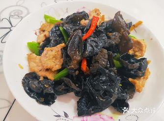 家常菜(木耳炒肉、豆豉油麦菜))