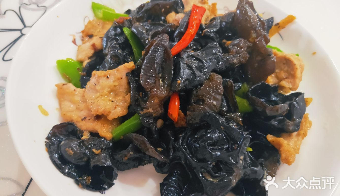 家常菜（木耳炒肉、豆豉油麦菜)）