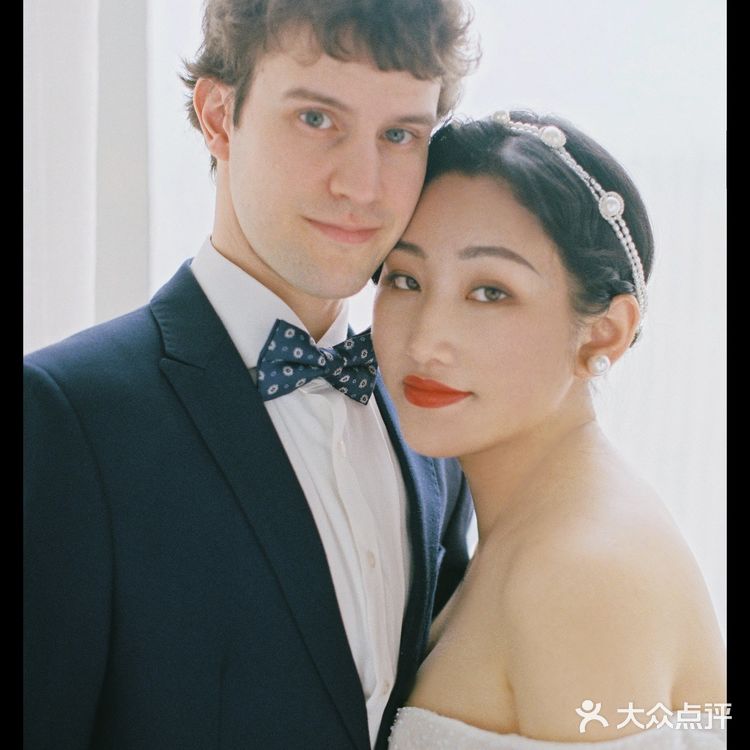 摄影师为了拍完这对客人，已经用光了她所有会的英语