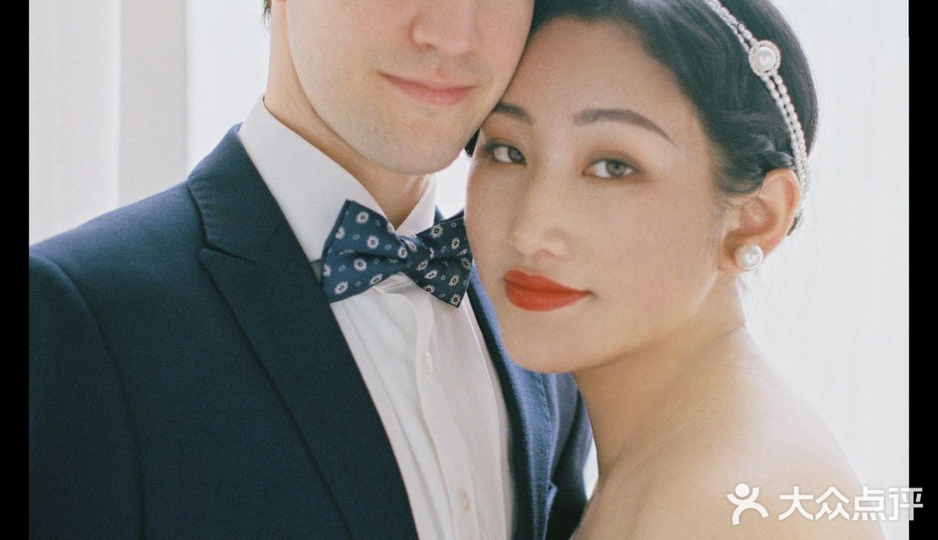 摄影师为了拍完这对客人，已经用光了她所有会的英语