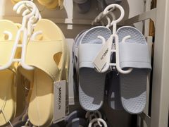 -名创优品(北京新中关购物中心地铁层店)