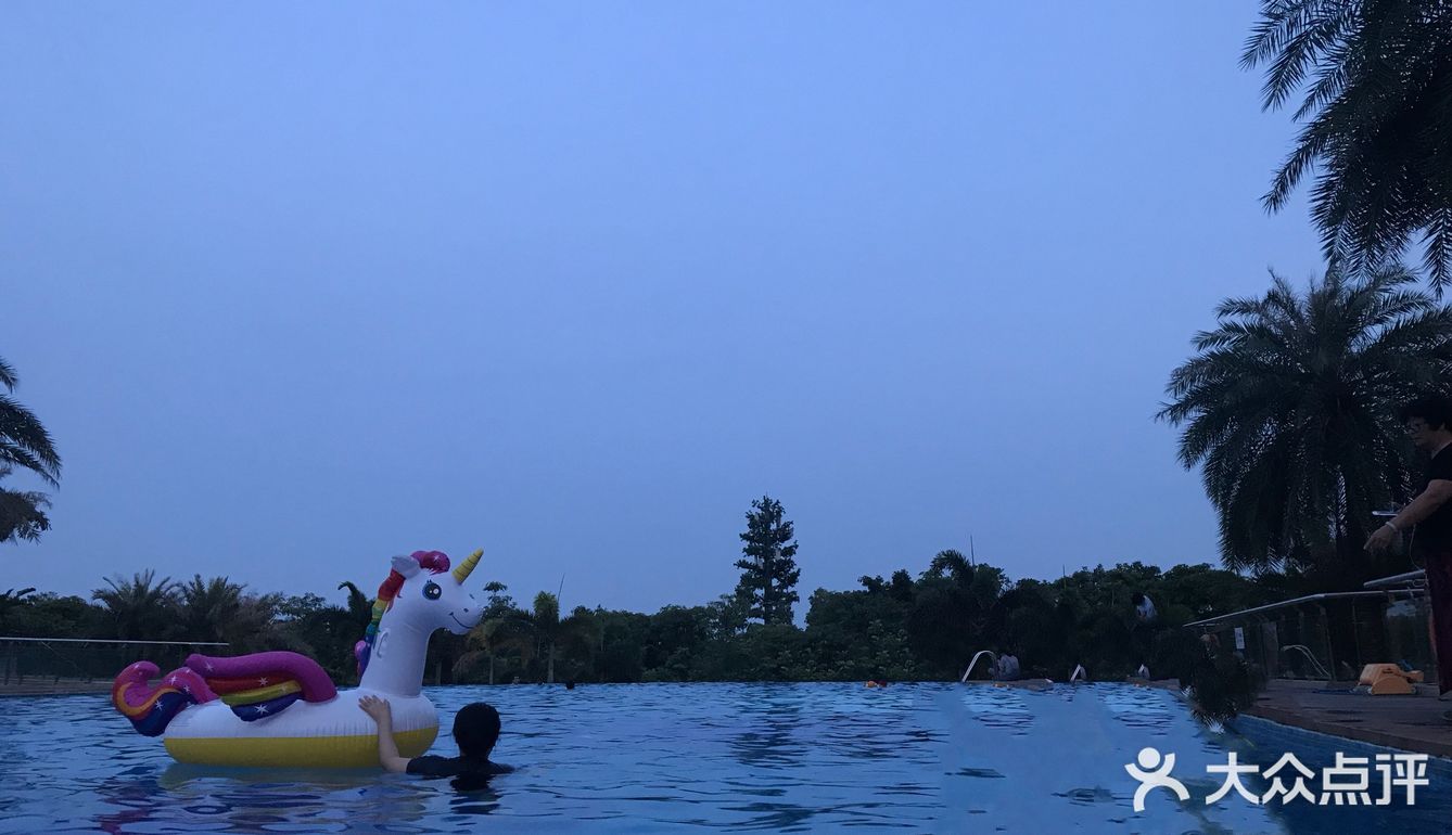 可以带孩子去海边玩沙子。酒店里的自助餐我觉得一般