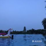 可以带孩子去海边玩沙子。酒店里的自助餐我觉得一般