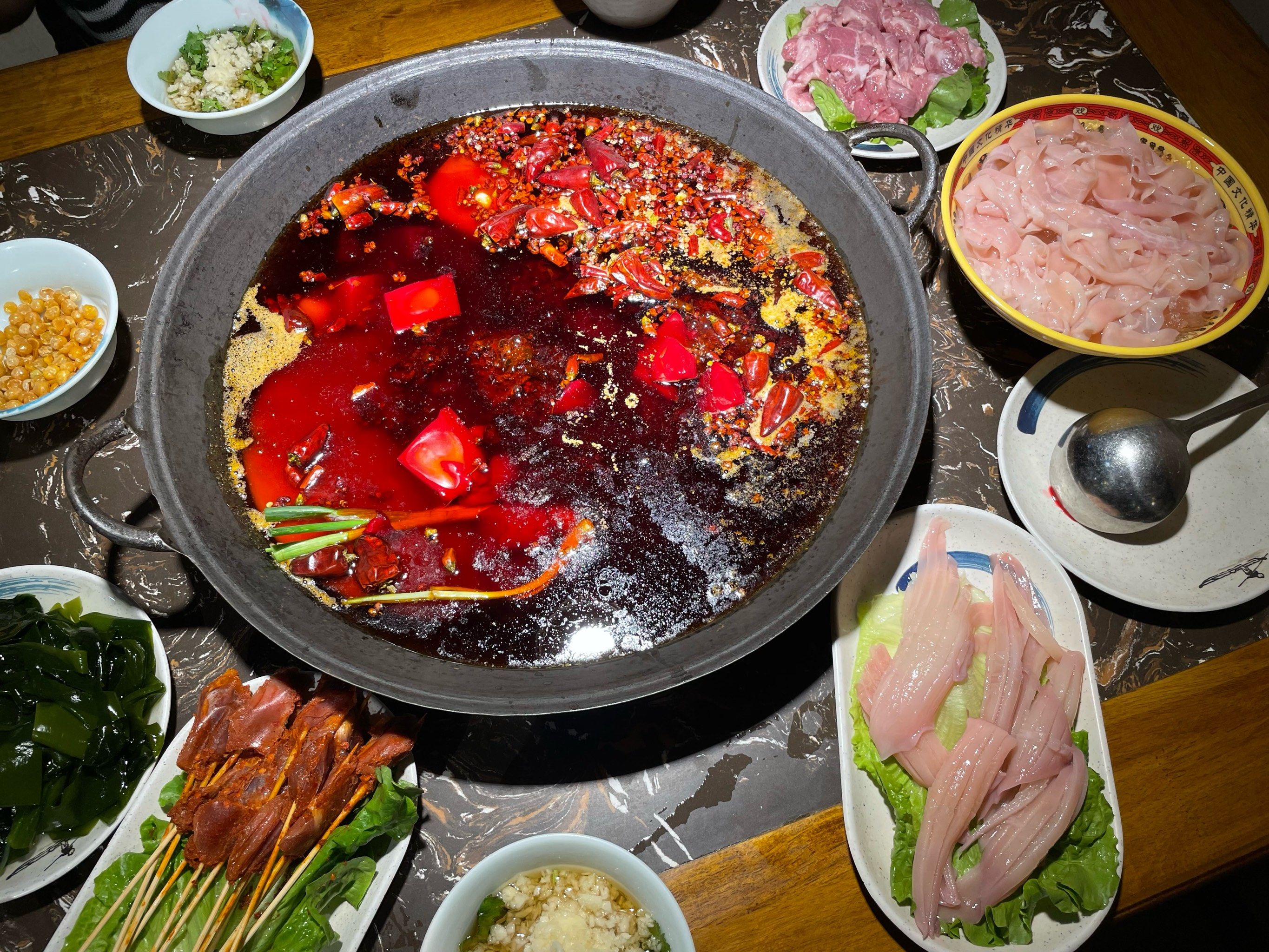 位于沙坪坝小龙坎的这家桥头火锅还可以吃.