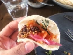 烟熏三文鱼配烤饺子皮和芥末籽酱-BOR Eatery(安福路店)